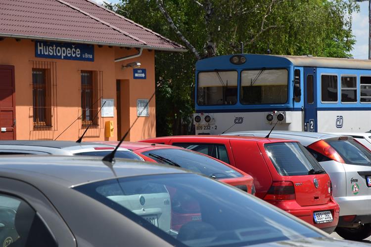 Plánovaná elektrifikace tratě umožní přímé spoje do Brna a Břeclavi. Záchytné plochy v blízkosti autobusového a vlakového nádraží zvýší komfort cestujících