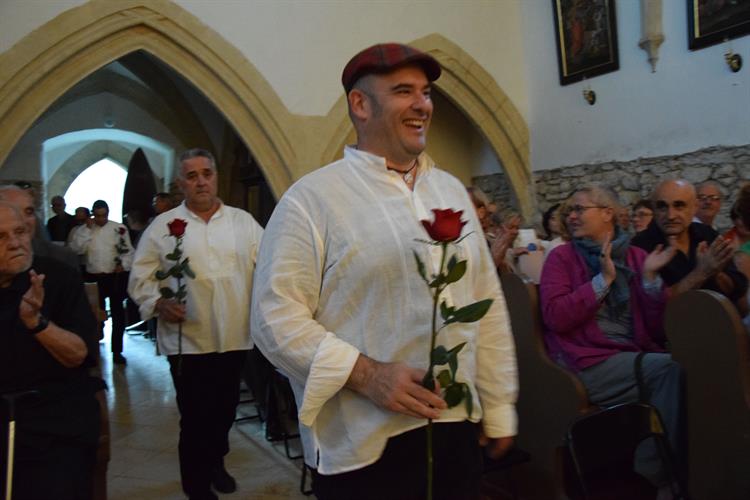 Dlouhotrvající potlesk účinkující vrátil zpět na pódium