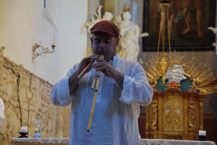 Umělecký vedoucí souboru, Gavino Murgia, předvedl i hru na sardinskou tradiční trojitou flétnu
