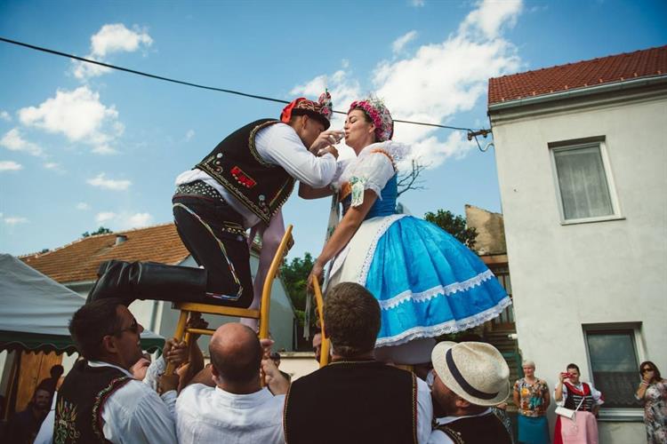 Stárci a stárky zatancují pod májou zavádku