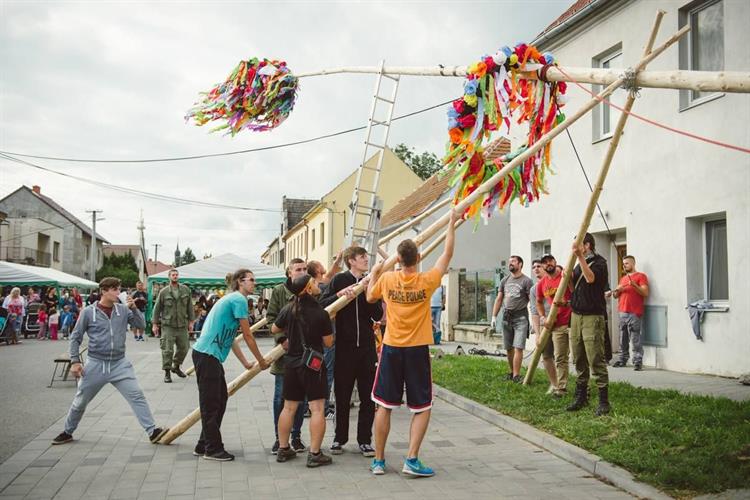 V pátek navečer se staví mája. Od roku 2007 ručně