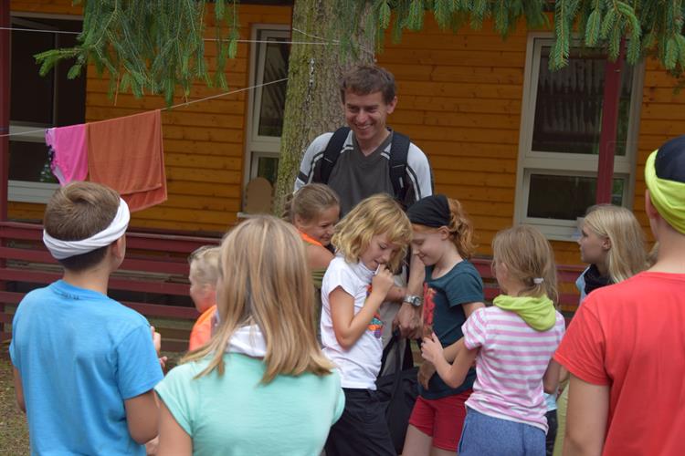 S dětmi je na táboře i hustopečský pan děkan