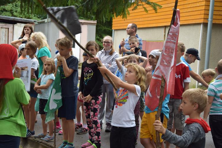 Děti jsou rozděleny do šesti týmů. Každý má svoje jméno i vlajku