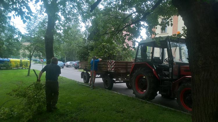 Na odstranění následků se od rána pracuje.