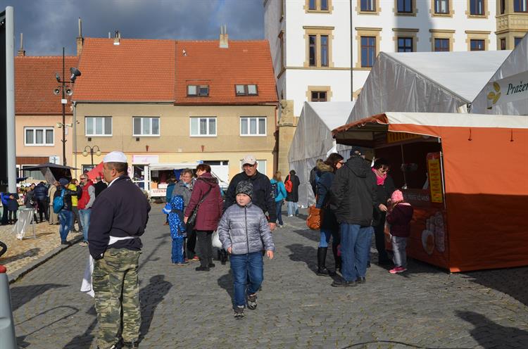 Brzy po desáté hodině se na náměstí začali scházet místní i turisté.