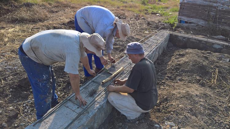 S minimálním množstvím stavebního materiálu a techniky šla práce pomalu. 