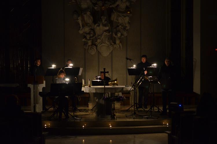 Komorní soubor Musica Animae hrál po tmě. 