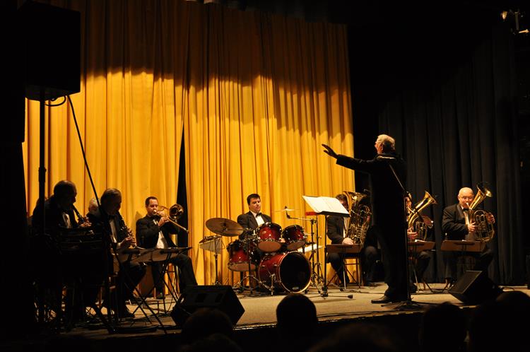 Dechová kapela Moravanka hrála pro plný sál společenského domu.