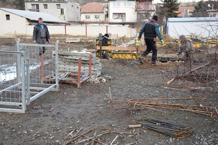 Dělníci pracují také na výstavbě nové budovy Pavučiny