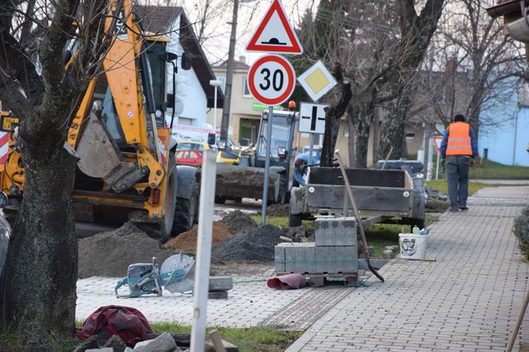 Nyní pokračuje směrem k budově městských služeb