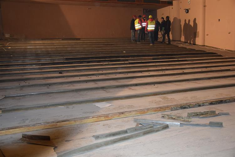 V kině zatím zaměstnanci stavební firmy bourají a připravují budovu ke kompletní rekonstrukci