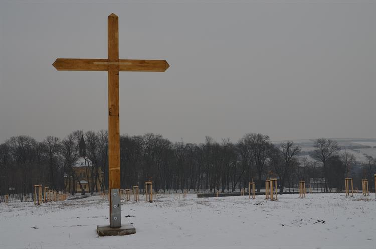 Dubový kříž jako dominanta aleje.