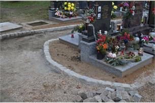 Dláždění hřbitova pokračuje v urnovém háji