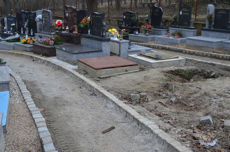 Dláždění hřbitova pokračuje v urnovém háji