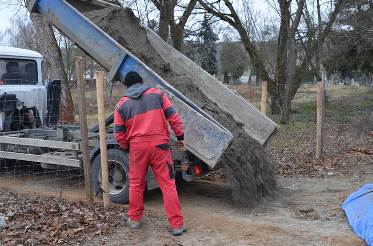 Dláždění hřbitova pokračuje v urnovém háji