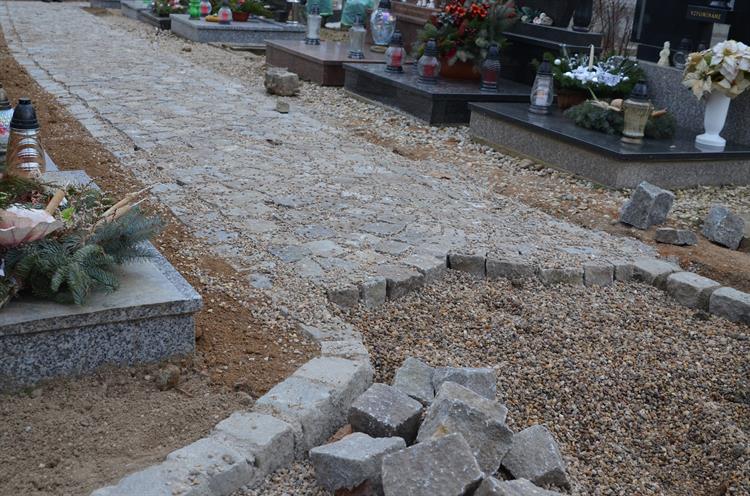 Dláždění hřbitova pokračuje v urnovém háji
