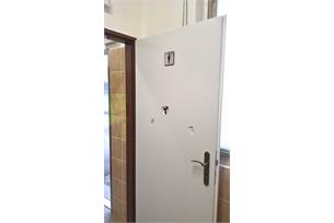 Dveře na veřejných toaletách poškodil neznámý vandal