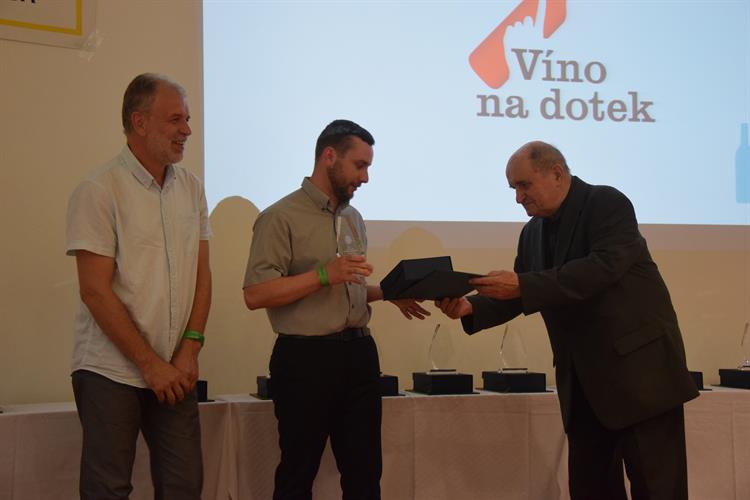 Skleněnou plaketu a diplom převzali zástupci vinařství, jejichž vína obsadila první místa v kategoriích