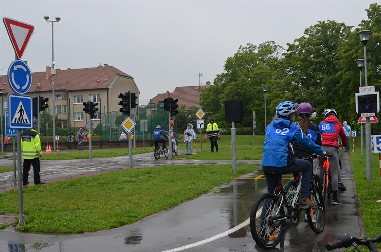 Mladé cyklisty zkoušelo i počasí