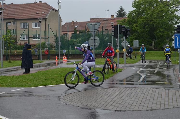 Mladé cyklisty zkoušelo i počasí