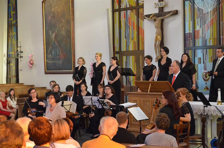 Kostel sv. Václava se rozezněl krásnou hudbou v podání pražského barokního orchestru a vokálního souboru Ensemble Inégal