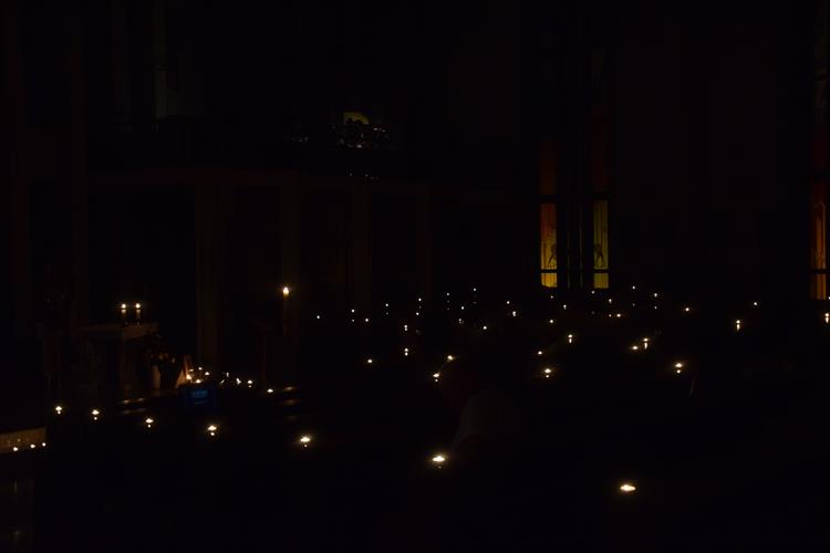 Kostel osvětlený pouze svíčkami lákal k zamyšlení a rozjímání