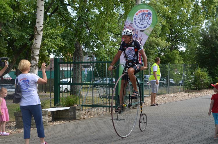 Peloton v čele s Josefem Zimovčákem zde dovršil třetí etapu cyklotour. 