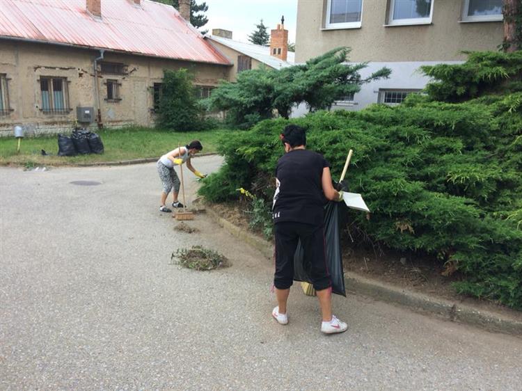 U polikliniky bylo spoustu trávy a odpadků