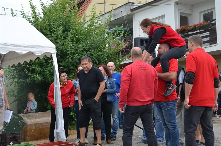 Start 1. disciplíny (postavit věž z vinohradnických beden).