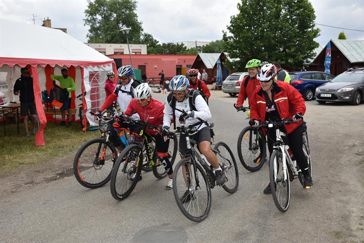 Cyklisté vyráželi z areálu hustopečské Formanky v průběhu celého dopoledne