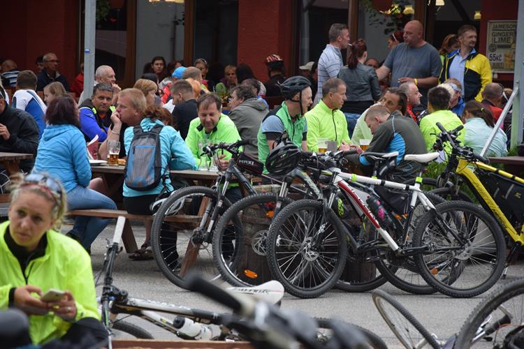 Cyklisté si zde dopřáli zasloužený odpočinek 