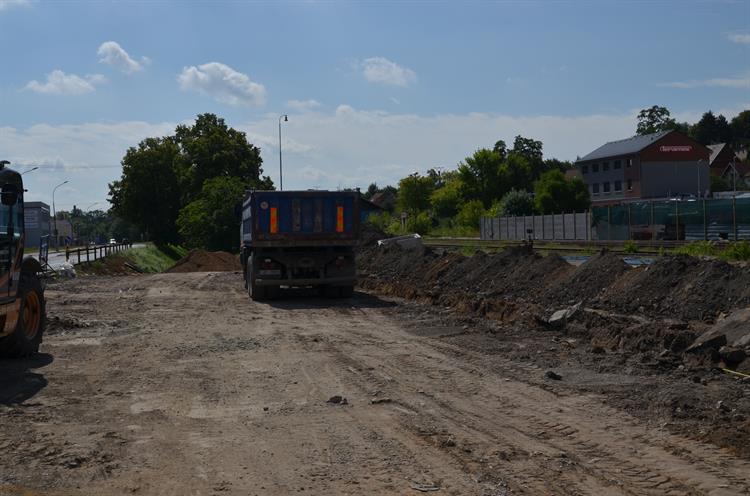 V ulici Bratislavská se buduje parkoviště o délce 120 metrů. 