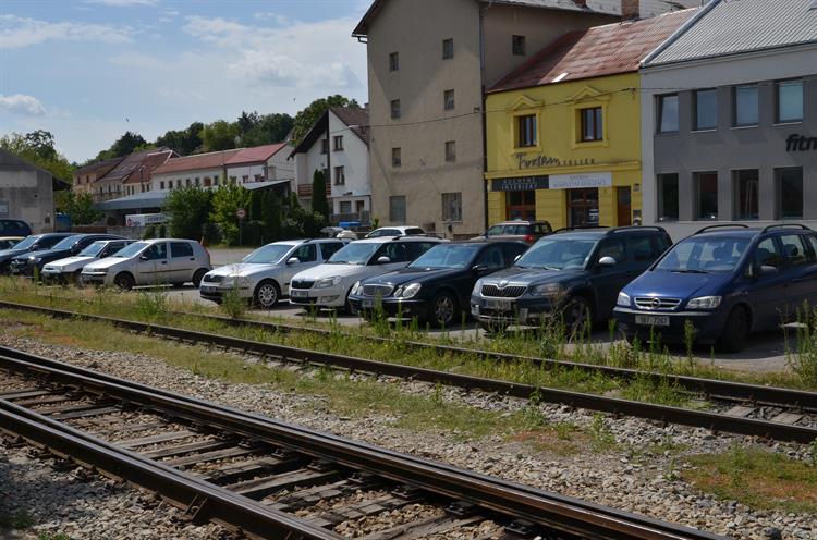 Provizorní parkoviště v ulici Vinařská dostane řád. 