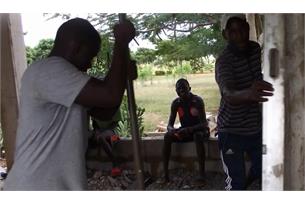 V Tanzanii pomáhali Fridrichovi se stavbou místní kluci