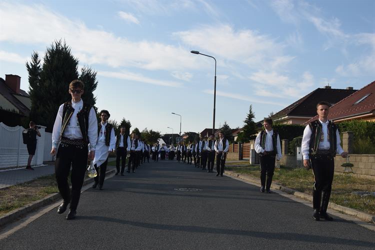 Kolem osmé hodiny vyrazili. Pro děvčata a k paní starostce pro symbolické povolení hodů