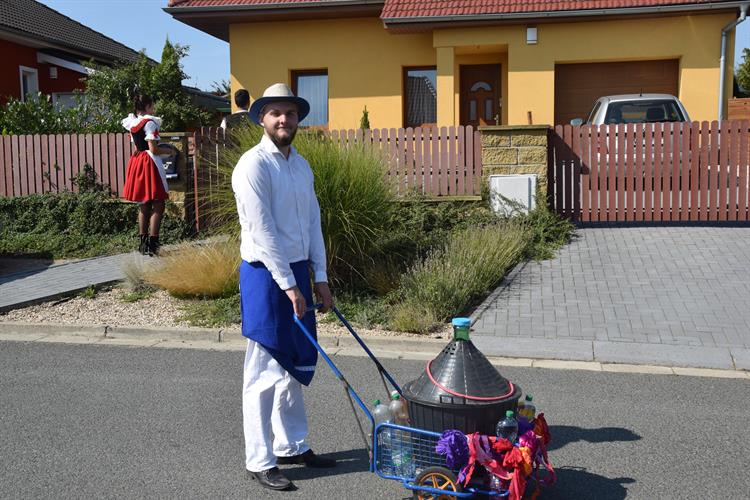 Obcházeli všechny domy