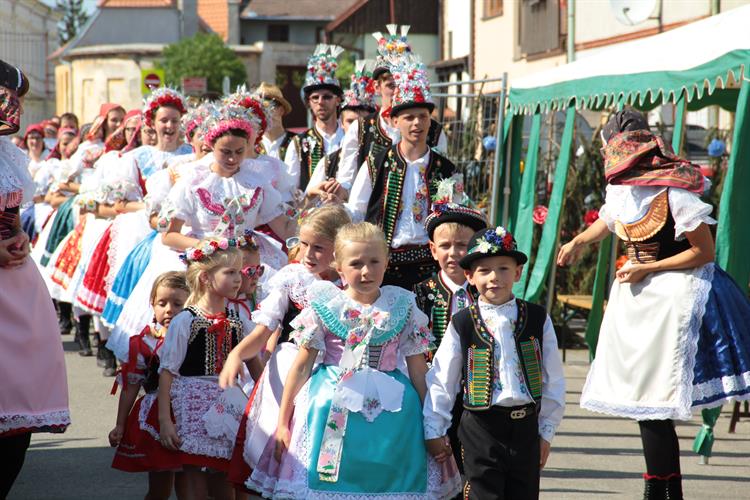 Odpolední průvod vyšel od první stárky z Žižkovy ulice a mířil k máji