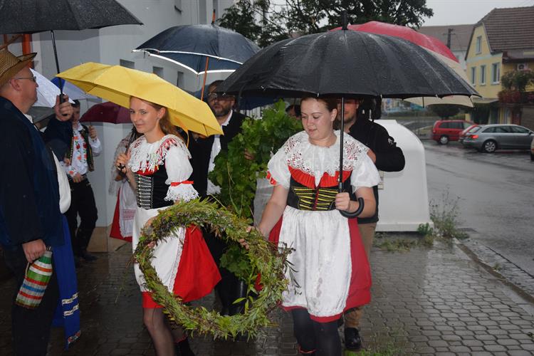 ....a tak se průvod z Amande Hotelu neobešel bez deštníků