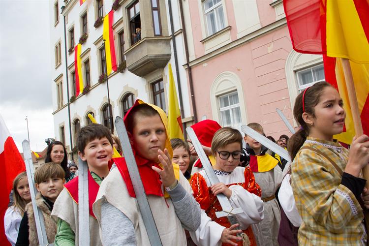 Nazdobeným městem prochází historický průvod