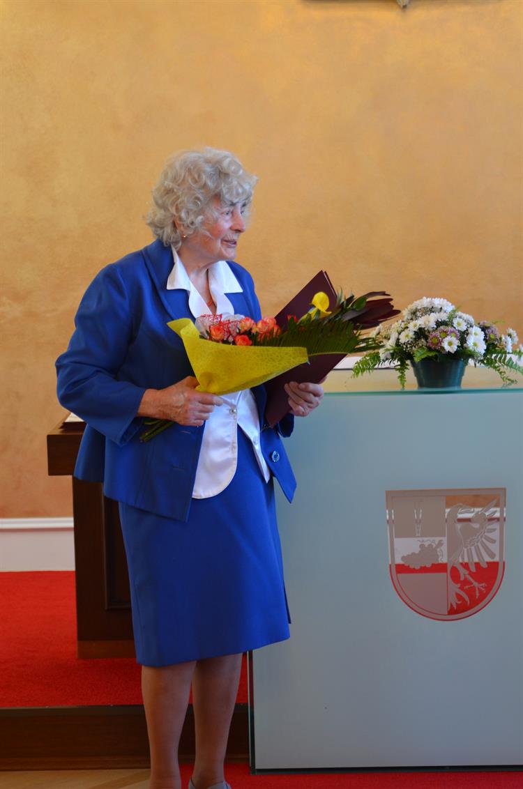 Růžena Hrabalová získala ocenění za přínos v oblasti divadla a práci se seniory. 