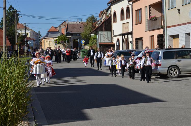 Odpolední program zahájili krojovaní procházkou od kostela. 