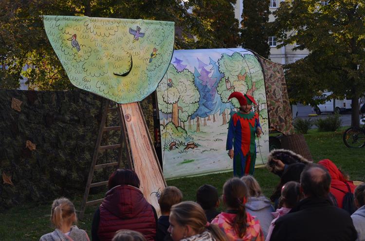 Pohádku pro malé i velké Zvířátka a Petrovští odehráli na place pod kostelem ochotníci ze souboru FOOOR a členové Spolku Všehoschopných. 