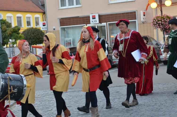 Nástup Horenské rady, rytířů a burčákové policie.