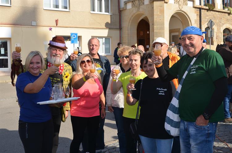 Na Burčákovky přijeli i otužilci z Pardubic. 