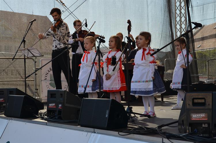 Folklorní program předvedly děti ze školek. 