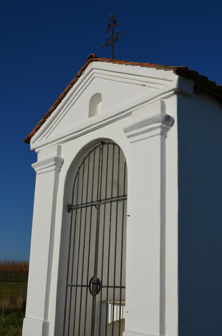 Opravená kaplička v lokalitě Kraví vrch. 