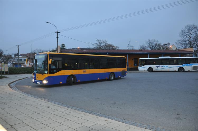 Autobus vyjíždí ze zastávky číslo 3 v 7.25 hodin. 