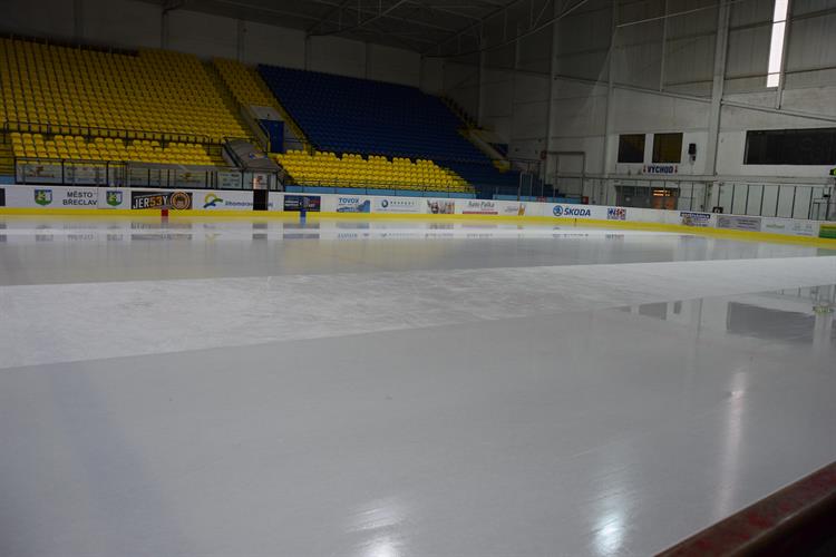 Upravenou plochu břeclavského zimního stadionu měli Hustopečští k dispozici v neděli od 14.30 do 15.30