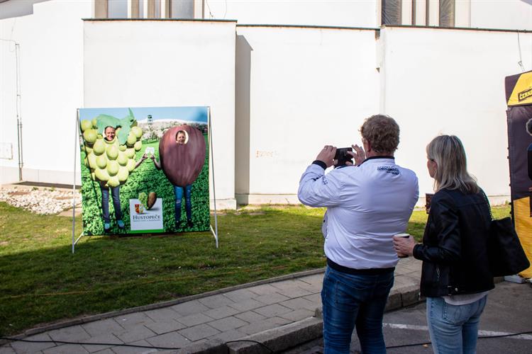 K obrázku na památku ze Slavností mandloní a vína lákala fotostěna 