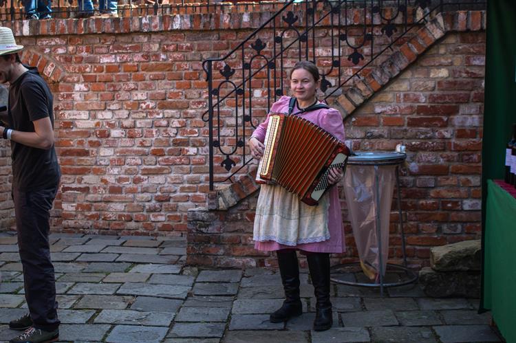 Tady vyhrávala harmonikářka Tereza Škrháková i cimbálová muzika Vojar